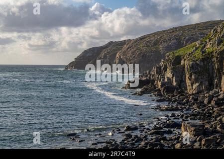 Blick auf das Meer entlang der Klippen am Rand der Bucht von Gearrannan, der Insel Lewis Stockfoto