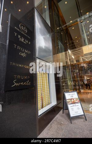 New York, USA, 14/06/2023, Eintritt zum Trump Tower, New York, USA, am Tag, nachdem der ehemalige Präsident sich im „Dokumentenfall“ für nicht schuldig erklärt hat. Picture Garyroberts/worldwidefeatures.com Stockfoto