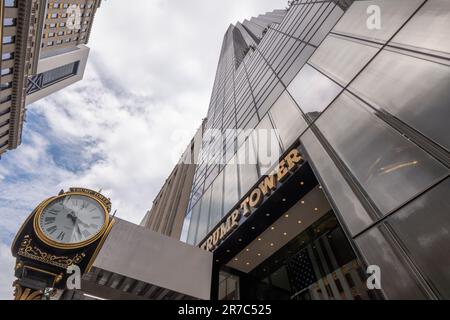 New York, USA, 14/06/2023, Trump Tower, mit Uhr, New York, USA, einen Tag, nachdem der ehemalige Präsident sich im Fall "Dokumente" für nicht schuldig erklärt hat. Picture Garyroberts/worldwidefeatures.com Stockfoto