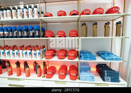 New York, USA, 14/06/2023, Merchandise-Shop in Trump Tower, New York, USA, einen Tag, nachdem der ehemalige Präsident sich im Fall „Dokumente“ für nicht schuldig erklärt hat. Picture Garyroberts/worldwidefeatures.com Stockfoto