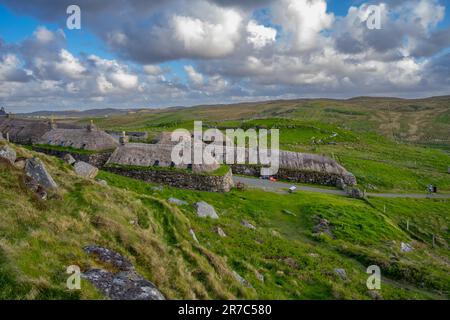 Das wiederaufgebaute Blackhouse Museum im Gearrannan Blackhouse Village Stockfoto