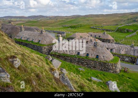 Das wiederaufgebaute Blackhouse Museum im Gearrannan Blackhouse Village Stockfoto