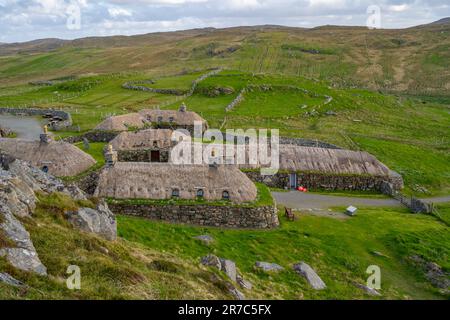 Das wiederaufgebaute Blackhouse Museum im Gearrannan Blackhouse Village Stockfoto