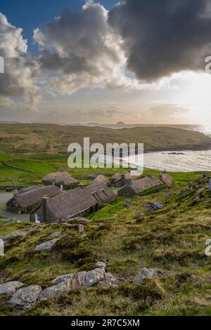 Das wiederaufgebaute Blackhouse Museum im Gearrannan Blackhouse Village Stockfoto