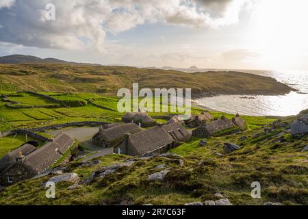 Das wiederaufgebaute Blackhouse Museum im Gearrannan Blackhouse Village Stockfoto