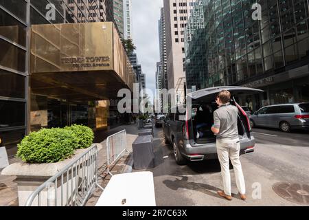 New York, USA, 14/06/2023, Eric Trump geht, 3,30pm Mittwoch, 14. Juni der Tag seines Vaters Geburtstag, Trump Tower, New York, USA. Einen Tag, nachdem der ehemalige Präsident sich im Fall "Dokumente" für nicht schuldig erklärt. Picture Garyroberts/worldwidefeatures.com Stockfoto