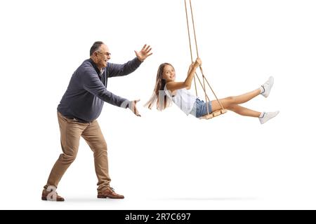 Großvater schubst Enkeltochter auf einer Schaukel, isoliert auf weißem Hintergrund Stockfoto