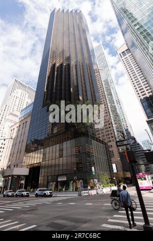 New York, USA, 14/06/2023, streng überwachter Eingang zum Trump Tower, New York, USA, am Tag, nachdem der ehemalige Präsident sich im Fall "Dokumente" für nicht schuldig erklärt. Picture Garyroberts/worldwidefeatures.com Stockfoto