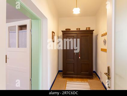 Antiker Kleiderschrank und alte Tür mit Glas Stockfoto