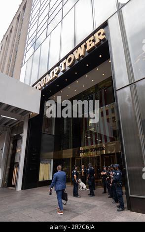 New York, USA, 14/06/2023, streng überwachter Eingang zum Trump Tower, New York, USA, am Tag, nachdem der ehemalige Präsident sich im Fall "Dokumente" für nicht schuldig erklärt. Picture Garyroberts/worldwidefeatures.com Stockfoto