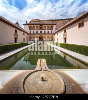 Court of the Myrtles (Patio de los Arrayanes) im Comares-Palast in den Nasrid-Palästen der Alhambra - Granada, Andalusien, Spanien Stockfoto