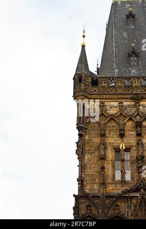 Prag. 10.05.2019: Treppe zur Schatzkammer, Veitsdom, Prager Burg, Prag, Tschechische Republik. Gotische Ziergegend der Dachstraße Vi Stockfoto