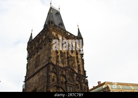 Prag. 10.05.2019: Treppe zur Schatzkammer, Veitsdom, Prager Burg, Prag, Tschechische Republik. Gotische Ziergegend der Dachstraße Vi Stockfoto