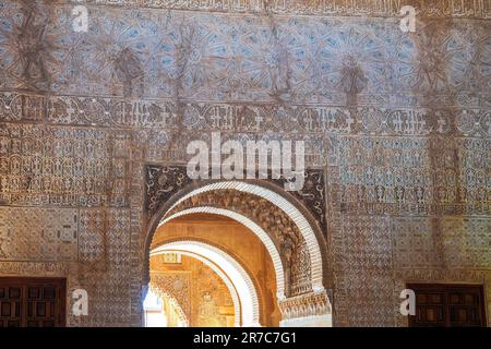 Bögen in der Halle der Botschafter in den Nasriden-Palästen von Alhambra - Granada, Andalusien, Spanien Stockfoto