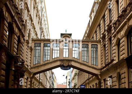 Prag, Tschechische Republik. 10.05.2019 Uhr: Nahaufnahme der Fassade mit Fenstern alter historischer Gebäude in Prag. Foto von verlassenen Gebäuden in Th Stockfoto