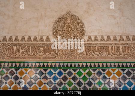 Kunstvolle Stuckmauer und Zellij-Mosaikfliesen am Court of the Myrtles im Comares-Palast in den Nasrid-Palästen der Alhambra - Granada, Andalusien, Spanien Stockfoto