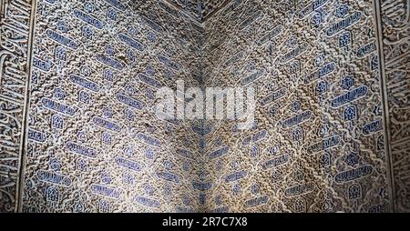 Kunstvoll verzierte Stuckmauer in der Halle der Botschafter in den Nasriden-Palästen der Alhambra - Granada, Andalusien, Spanien Stockfoto