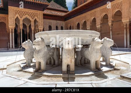 Brunnen des Hofes der Löwen (Patio de los Leones) in den Nasriden Palästen der Alhambra - Granada, Andalusien, Spanien Stockfoto