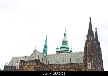 Prag. 10.05.2019: Treppe zur Schatzkammer, Veitsdom, Prager Burg, Prag, Tschechische Republik. Gotische Ziergegend der Dachstraße Vi Stockfoto