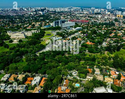 Luftaufnahme von Sao Paulo, Morumbi-Stadion und Bandeirantes-Palast, Morumbi-Viertel, Brasilien. Stockfoto