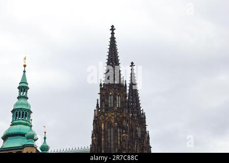 Prag. 10.05.2019: Treppe zur Schatzkammer, Veitsdom, Prager Burg, Prag, Tschechische Republik. Gotische Ziergegend der Dachstraße Vi Stockfoto