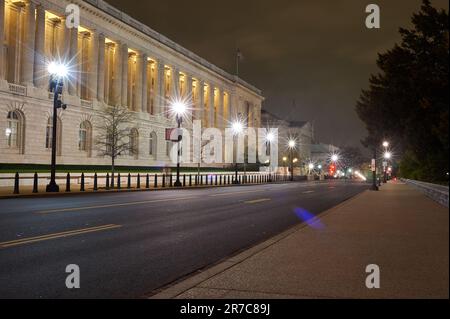 WASHINGTON D.C., USA - CIRCA APRIL 2011: Blick auf das Cannon House Office Building bei Nacht in Washington D.C.. Stockfoto