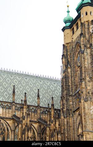 Prag. 10.05.2019: Treppe zur Schatzkammer, Veitsdom, Prager Burg, Prag, Tschechische Republik. Gotische Ziergegend der Dachstraße Vi Stockfoto