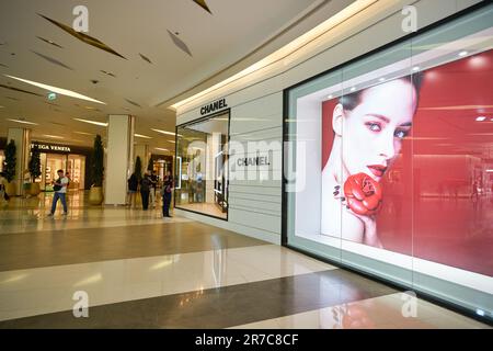 BANGKOK, THAILAND - CIRCA JANUAR 2020: Chanel Shop im Siam Paragon Shopping Mall in Bangkok. Stockfoto