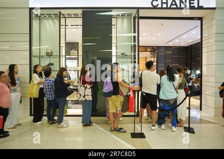 BANGKOK, THAILAND - CIRCA JANUAR 2020: Leute warten in der Schlange im Chanel Store im Einkaufszentrum Siam Paragon. Stockfoto