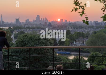 London UK. 14. Juni 2023 Wetter in Großbritannien. An einem heißen Sommertag im Greenwich Park in London, England, machten die Leute eine Pause, um den Sonnenuntergang zu genießen. Kredit: Glosszoom/Alamy Live News Stockfoto