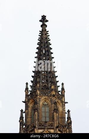 Prag. 10.05.2019: Treppe zur Schatzkammer, Veitsdom, Prager Burg, Prag, Tschechische Republik. Gotische Ziergegend der Dachstraße Vi Stockfoto