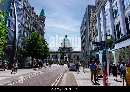 Donegall Place, Belfast Nordirland mit Rathaus am oberen Ende der Straße. Ein geschäftiges Einkaufsviertel. Stockfoto