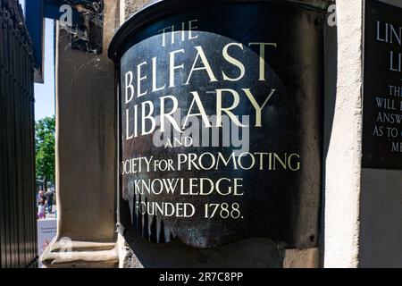 Die Beschilderung für die 1788 gegründete Bibliothek und Gesellschaft für Wissensförderung in Belfast. Auch bekannt als Linen Hall Library. Stockfoto