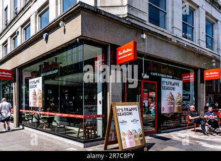 Tim Hortons Cafe and Bake Shop, Fountain Street, Belfast, Nordirland. Kanadische Kette für Kaffee, leichte Gerichte, Gebäck und Frühstückssandwich Stockfoto