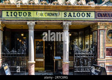 Der Crown Liquor Saloon in Belfast, Nordirland. Es stammt aus dem Jahr 1826 und ist einer der berühmtesten Pubs von Belfast. Stockfoto