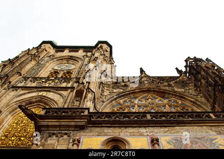 Prag. 10.05.2019: Treppe zur Schatzkammer, Veitsdom, Prager Burg, Prag, Tschechische Republik. Gotische Ziergegend der Dachstraße Vi Stockfoto