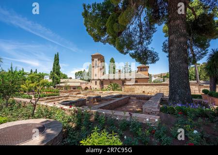 Fundamente von Gebäuden Ruinen in den San Francisco Gardens mit dem San Francisco Kloster in der Alhambra - Granada, Andalusien, Spanien Stockfoto