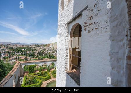 Blick von der königlichen Kammer (Salon Regio) mit Ismail Tower im Generalife Palast der Alhambra - Granada, Andalusien, Spanien Stockfoto