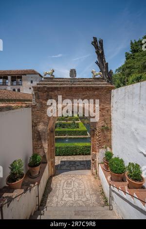 Tor zum Innenhof der Sultana (Patio de la Sultana) in den Gärten des Generalife der Alhambra - Granada, Andalusien, Spanien Stockfoto