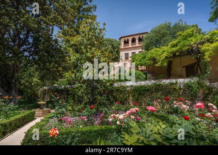 Hohe Gärten und romantischer Pavillon in den Generalife Gärten der Alhambra - Granada, Andalusien, Spanien Stockfoto