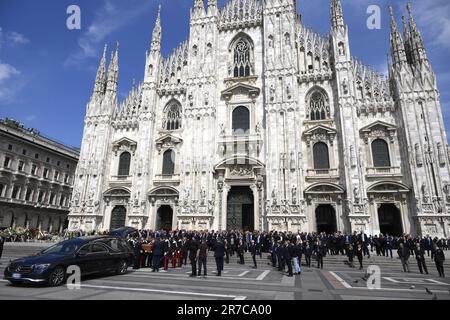 Mailand, Italien. 14. Juni 2023. Der Sarg von Silvio Berlusconi verlässt den Duomo di Milano in Mailand, Italien, am 14. Juni 2023. Tausende Trauernde haben die Gegend um den Mailänder Dom am Mittwoch in Mailand gepackt, um sich von Silvio Berlusconi zu verabschieden, dem italienischen Medienmogul und ehemaligen Premierminister, der am Montag im Alter von 86 Jahren starb. Kredit: Alberto Lingria/Xinhua/Alamy Live News Stockfoto