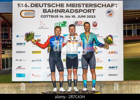 Cottbus, Deutschland. 14. Juni 2023. Theo Reinhardt (l-r, silber, Rad-net Oßwald), Nicolas Heinrich (Gold, Rad-net Oßwald) und Leon Rohde (Bronze, Santic Wibatech) stehen bei der Preisverleihung der einmaligen Verfolgungsveranstaltung der Männer 4000m bei den deutschen Leichtathletikradmeisterschaften 136. Kredit: Frank Hammerschmidt/dpa/Alamy Live News Stockfoto