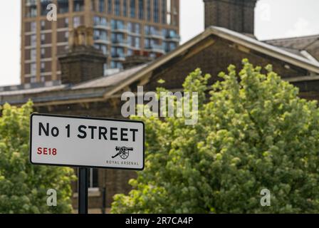 Antike Kanone auf Straßenschild in der Royal Arsenal Riverside Entwicklung Stockfoto