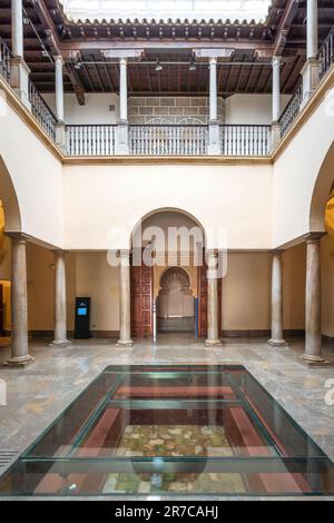 Innenhof des Palastes Madrasa (Palacio de la Madraza) mit Gebetsraum - Granada, Andalusien, Spanien Stockfoto