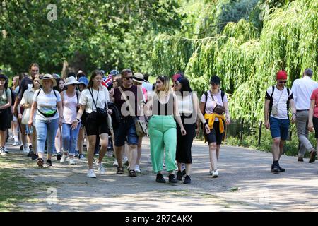 London, Großbritannien. 14. Juni 2023. Touristen werden im St. James's Park gesehen, wenn das warme und sonnige Wetter in London anhält. (Credit Image: © Steve Taylor/SOPA Images via ZUMA Press Wire) NUR ZUR REDAKTIONELLEN VERWENDUNG! Nicht für den kommerziellen GEBRAUCH! Stockfoto