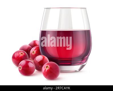 Ein Glas frisches Cranberry-Getränk und Beeren, isoliert auf Weiß Stockfoto