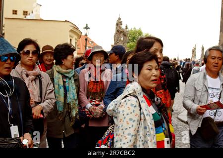 Prag. 10.05.2019 Uhr: Touristen mit asiatischem Aussehen spazieren entlang der Hauptstraße der Stadt. Passanten machen Fotos von Sehenswürdigkeiten und Selfies Stockfoto