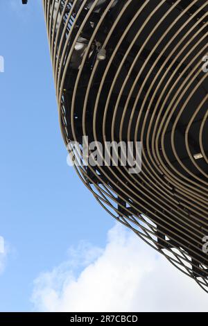 Erleben Sie das Äußere des Cinema de Lux mit einzigartiger architektonischer Verkleidung über dem Teil des WestQuay Shopping Centre, Southampton, April 2023. Stockfoto