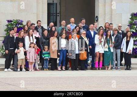 Eine Hochzeitsgruppe posiert für Fotos vor dem Empfang in Concello da Coruña, Maria-Pita-Platz, La Coruna, Spanien, April 2023. Stockfoto