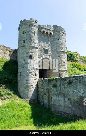 Motte und Eingangstor zum mittelalterlichen Carisbrooke Castle, Carisbrooke, Isle of Wight, England, Großbritannien Stockfoto